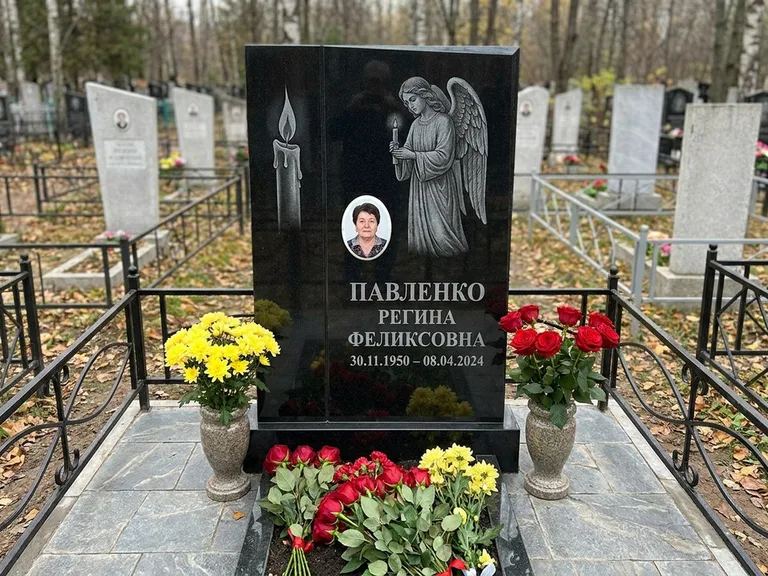 Памятник с гравировкой ангела — гравировка молящегося ангела в верхней части стелы, работа «Пантелеева» в Москве