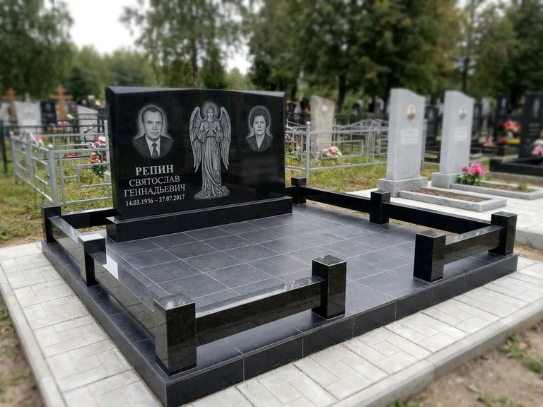 Памятник с гравировкой ангела — гравировка ангела с крестом рядом с эпитафией, работа «Касаткин» в Москве