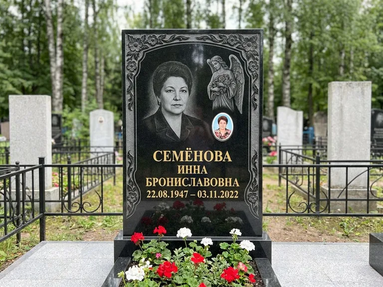 Памятник с гравировкой ангела — гравировка ангела с голубем по диагонали стелы, работа «Лобанова» в Москве