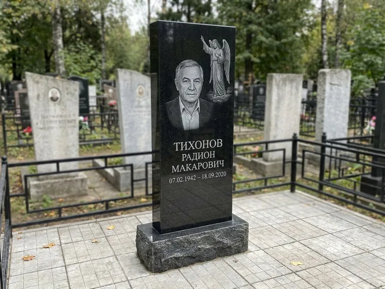 Памятник с гравировкой ангела — гравировка двух ангелов по сторонам портрета, работа «Свиридов» в Москве