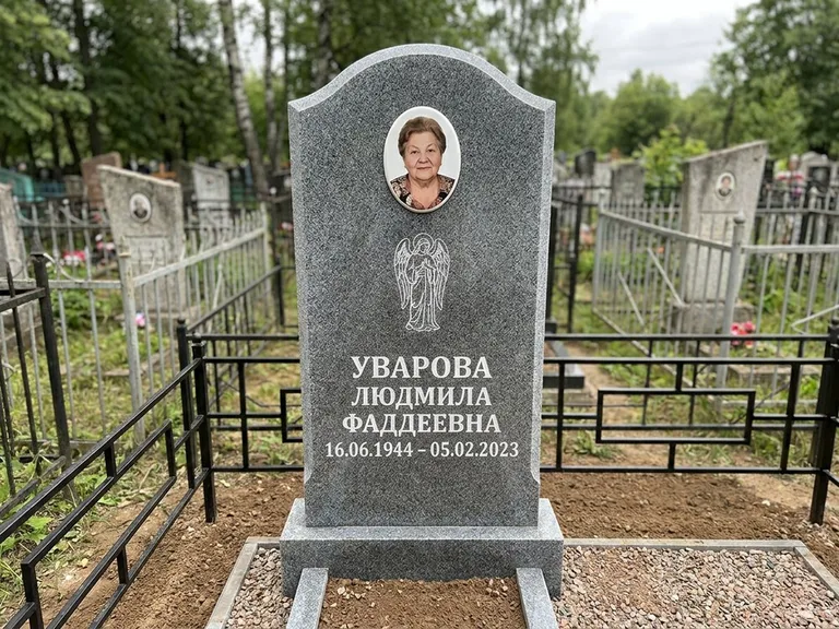 Памятник с гравировкой ангела — гравировка ангела в облаках с лучами над портретом, работа «Игнатова» в Москве