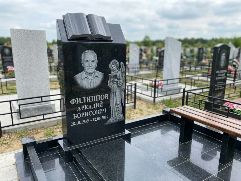 Памятник с гравировкой ангела — белая гравировка скорбящего ангела над портретом, работа «Доронин» в Москве