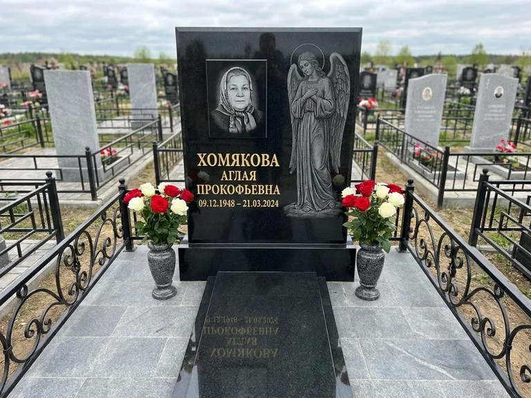 Памятник с гравировкой ангела — гравировка ангела-хранителя сбоку от портрета, работа «Яковлева» в Москве