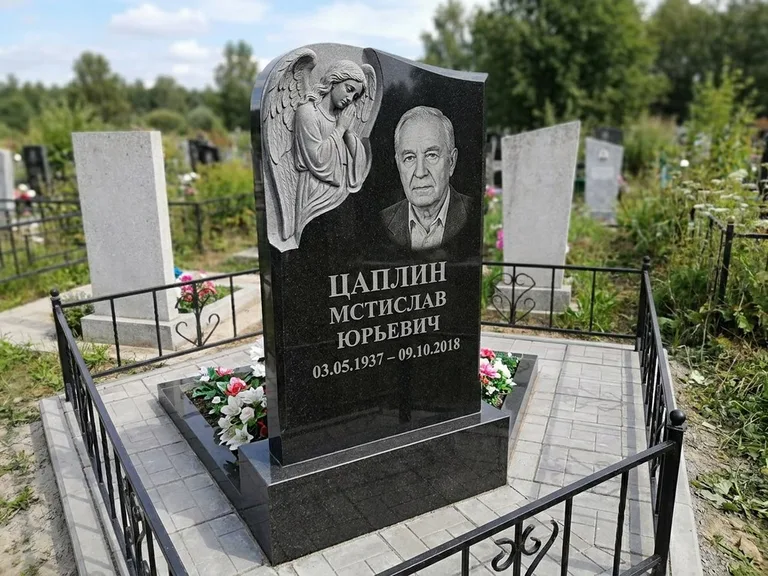 Памятник с гравировкой ангела — гравировка молящегося ангела в верхней части стелы, работа «Пономарёв» в Москве