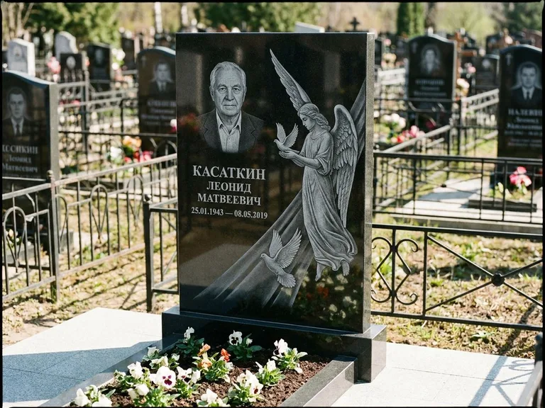 Памятник с гравировкой ангела — гравировка ангела с голубем по диагонали стелы, работа «Касаткин» в Москве