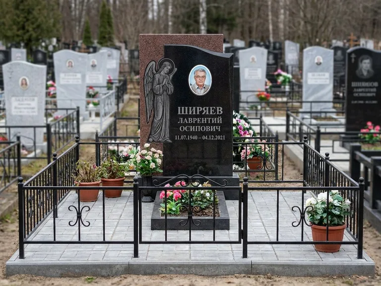 Памятник с гравировкой ангела — гравировка ангела с голубем по диагонали стелы, работа «Селиванов» в Москве