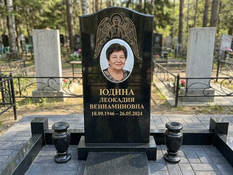 Памятник с гравировкой ангела — гравировка двух ангелов по сторонам портрета, работа «Гордеева» в Москве