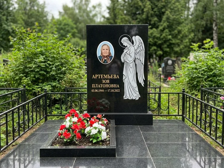 Памятник с гравировкой ангела — гравировка ангела в облаках с лучами над портретом, работа «Фаддеев» в Москве