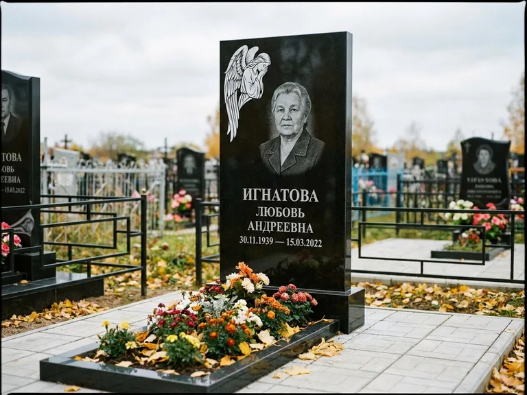 Памятник с гравировкой ангела — белая гравировка скорбящего ангела над портретом, работа «Игнатова» в Москве