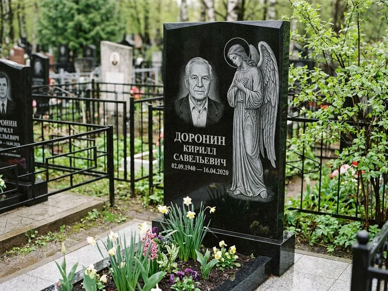 Памятник с гравировкой ангела — гравировка ангела-хранителя сбоку от портрета, работа «Доронин» в Москве