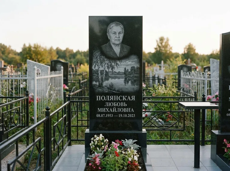 Памятник с гравировкой берёзы — гравировка берёзы у зеркального озера, работа «Полянская» в Москве