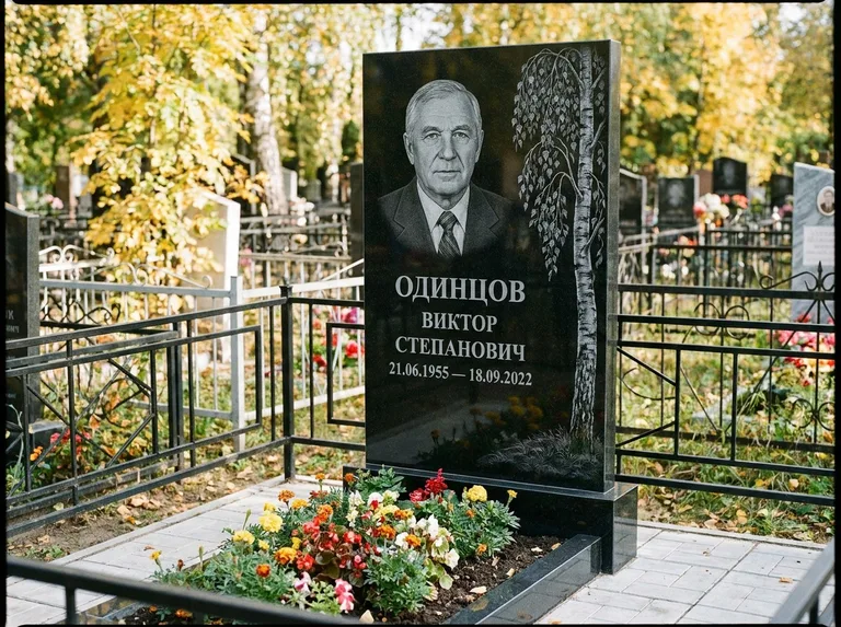 Памятник с гравировкой берёзы — гравировка плакучей берёзы с тонкими ветвями, работа «Одинцов» в Москве