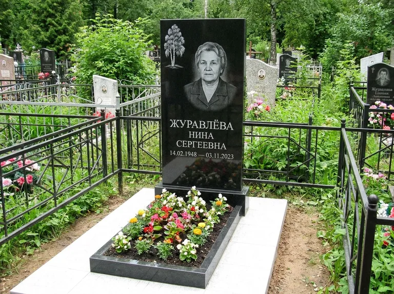 Памятник с гравировкой берёзы — гравировка одинокой берёзы над именем, работа «Журавлёва» в Москве