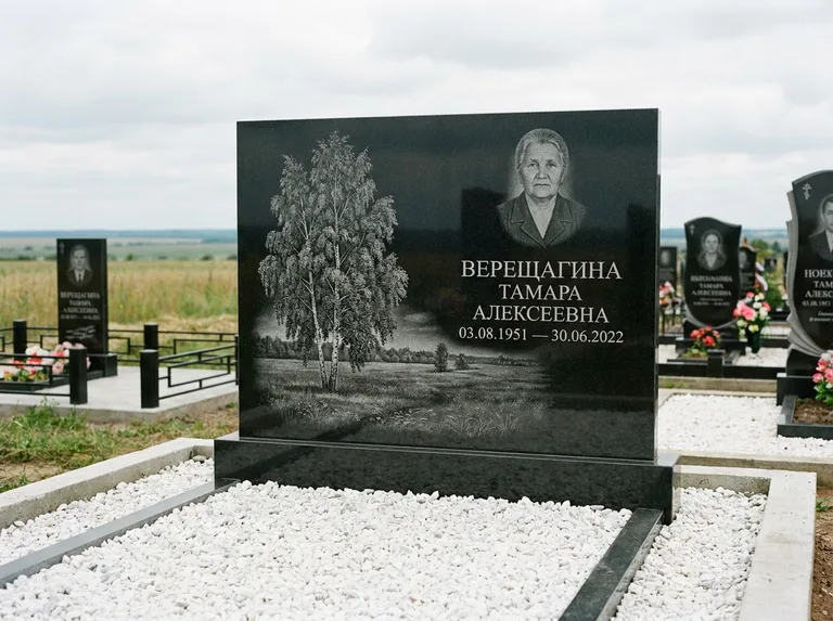 Памятник с гравировкой берёзы: широкая горизонтальная стела — берёза у поля, простор до горизонта, белая мраморная крошка с бордюром, работа «Верещагина» в Москве