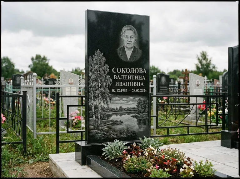 Памятник с гравировкой берёзы — гравировка берёзы у зеркального озера, работа «Соколова» в Москве