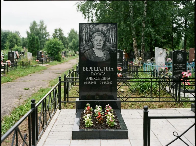 Памятник с гравировкой берёзы — гравировка берёзовой рощи в глубину, работа «Верещагина» в Москве