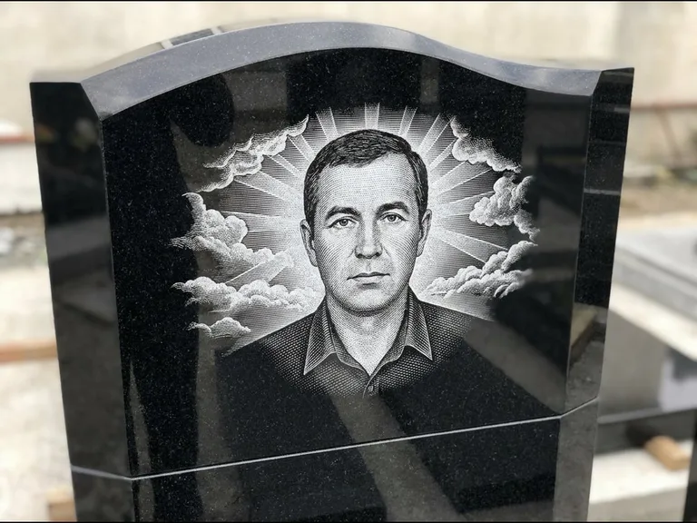 Гравировка фото на памятнике — с фоном в Москве