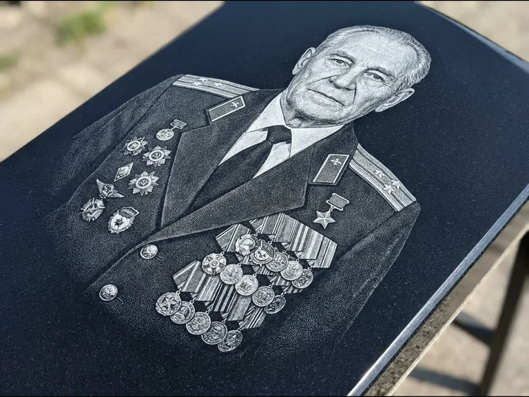 Гравировка фото на памятнике — военный / ветеран в Москве