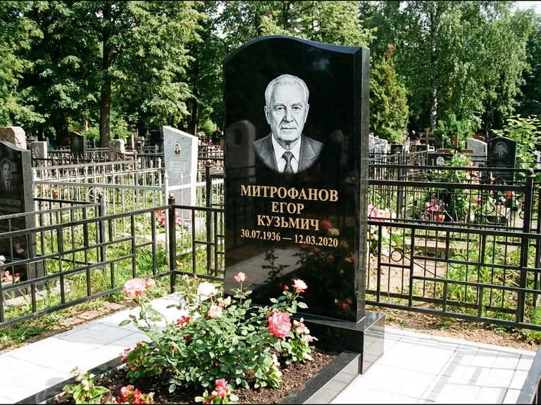 Гравировка портрета на чёрном граните — выполненная работа 29 в Москве