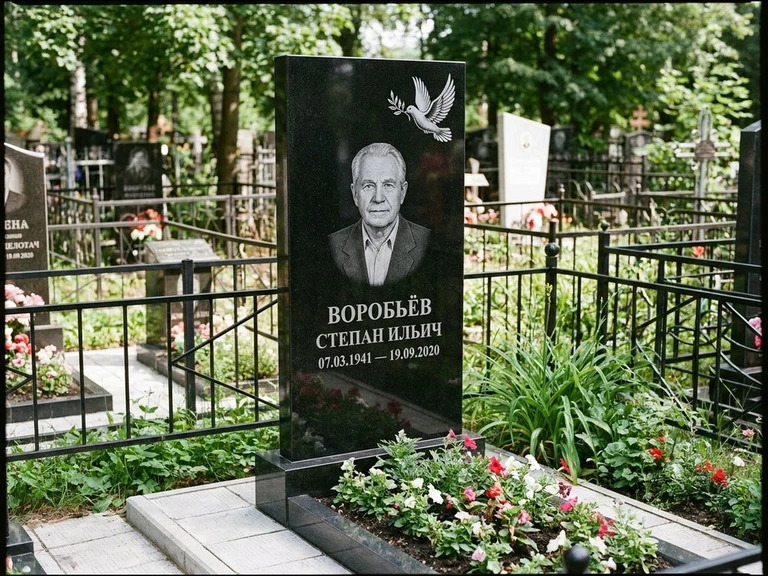 Гравировка голубей на памятник в Москве — памятник из чёрного гранита с гравировкой