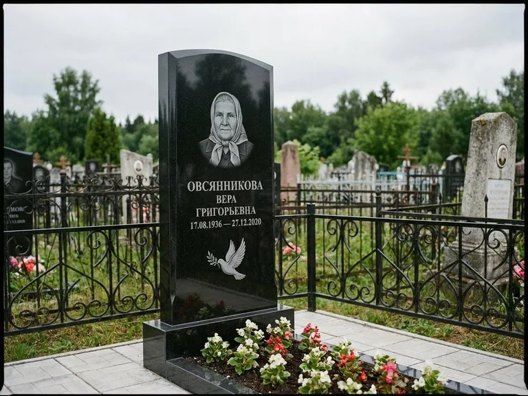 Памятник с гравировкой голубей — гравировка голубя с оливковой ветвью рядом с эпитафией, работа «Овсянникова» в Москве
