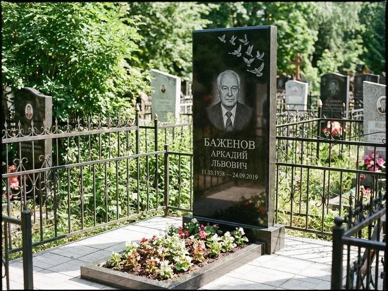 Памятник с гравировкой голубей — гравировка стаи голубей, взлетающей от угла стелы, работа «Баженов» в Москве