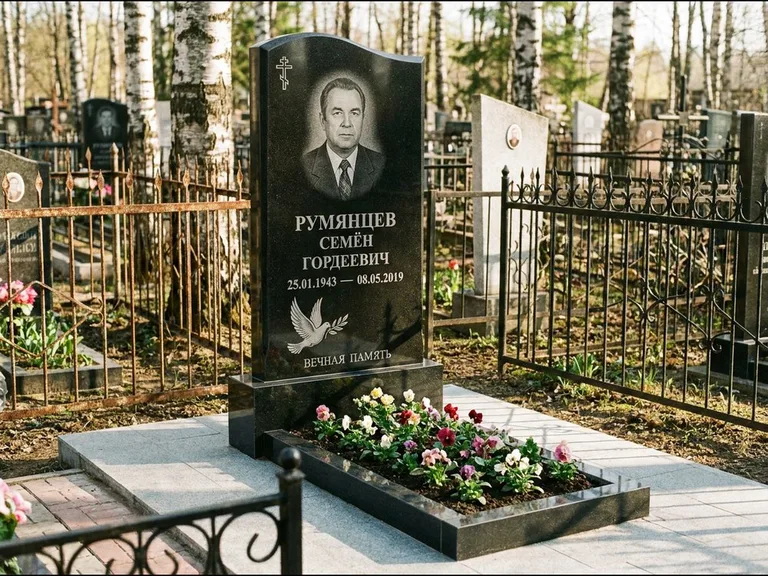 Памятник с гравировкой голубей — гравировка голубя с оливковой ветвью рядом с эпитафией, работа «Румянцев» в Москве