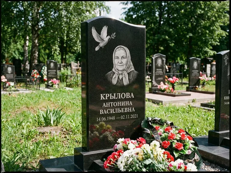 Памятник с гравировкой голубей — гравировка голубей, работа «Крылова» в Москве