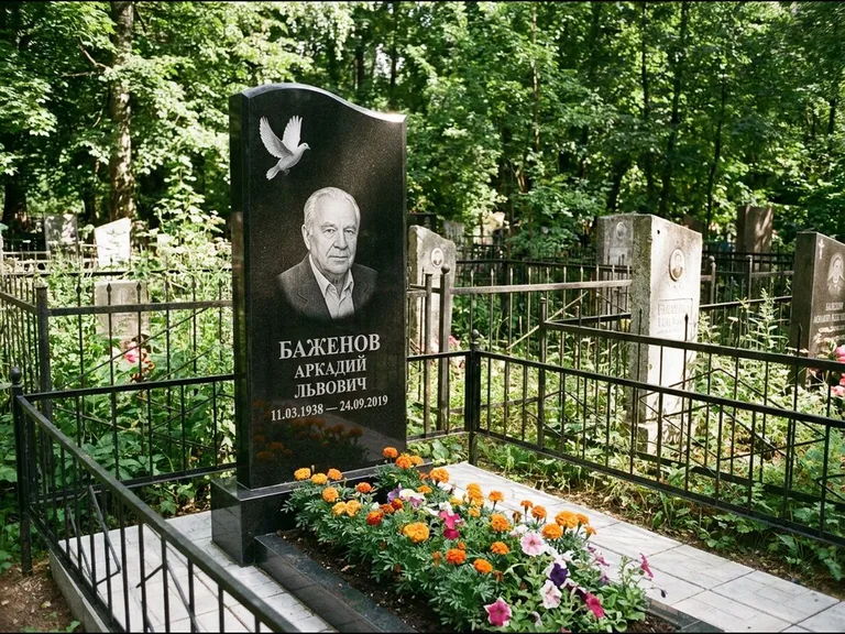 Памятник с гравировкой голубей — белая гравировка взлетающего голубя над портретом, работа «Баженов» в Москве