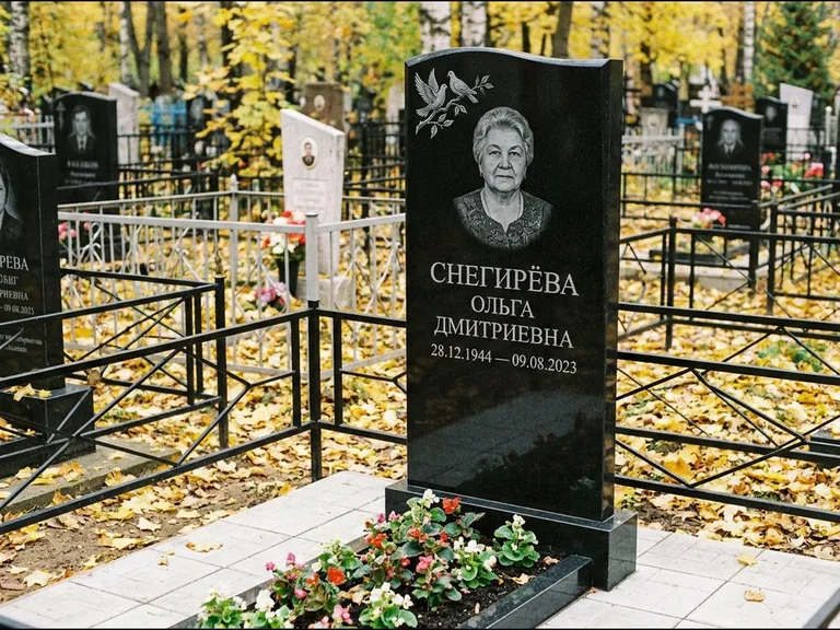 Памятник с гравировкой голубей — гравировка пары голубей на ветке в верхнем углу стелы, работа «Снегирёва» в Москве