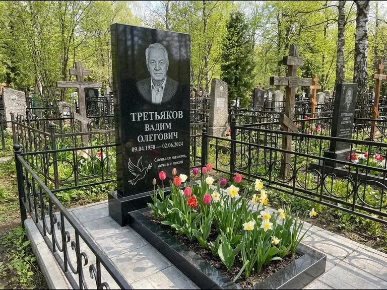 Памятник с гравировкой голубей — гравировка голубя с оливковой ветвью рядом с эпитафией, работа «Третьяков» в Москве