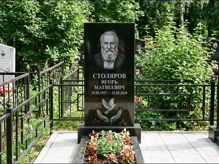 Памятник с гравировкой голубей — гравировка голубя над раскрытыми ладонями внизу стелы, работа «Столяров» в Москве