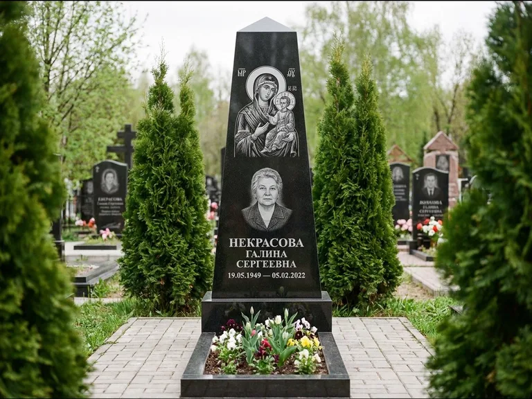 Памятник с гравировкой иконы — образ Николая Чудотворца, работа «Третьяков» в Москве