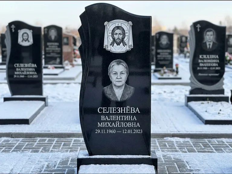 Памятник с гравировкой иконы — Казанская икона Божией Матери на стеле, работа «Одинцов» в Москве