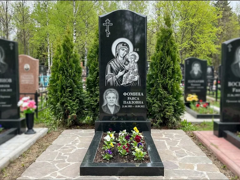 Памятник с гравировкой иконы — икона в резном киоте, работа «Гущин» в Москве