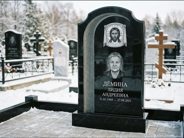 Памятник с гравировкой иконы: гранёный восьмиугольный обелиск с крестом — гравировка Николая Чудотворца, семейный участок с гранитной скамьёй, работа «Зотов» в Москве