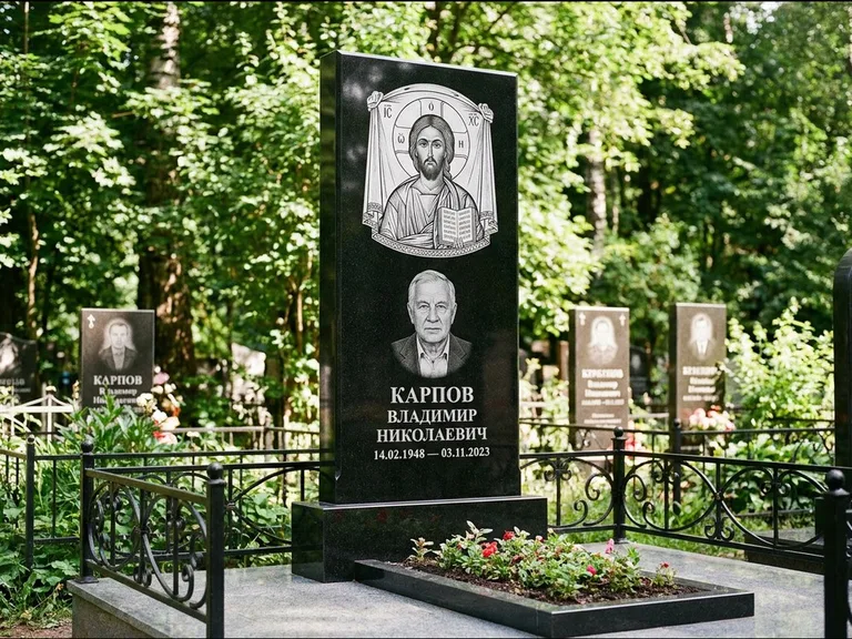 Памятник с гравировкой иконы: широкая двойная семейная стела — золочёный нимб на образе, цветник с красными розами, работа «Воронцова» в Москве