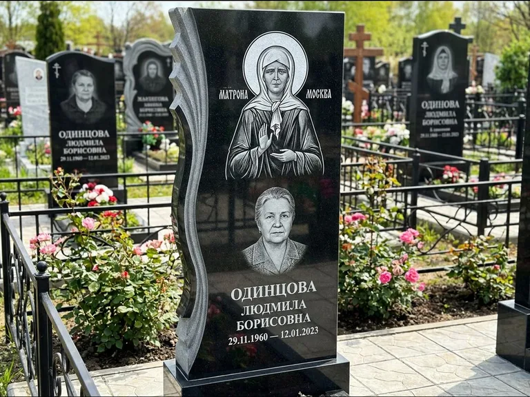 Памятник с гравировкой иконы: ступенчатая двухуровневая стела — Архангел Михаил на стеле, каменная дорожка из плитняка, работа «Одинцов» в Москве