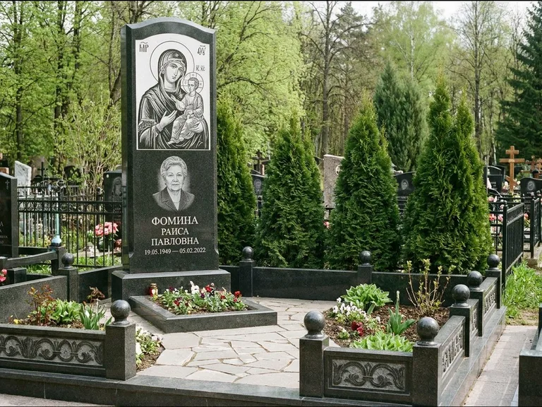 Памятник с гравировкой иконы: высокий гранёный обелиск с крестом-навершием — гравировка образа Матроны Московской, открытый участок без ограды, работа «Третьяков» в Москве