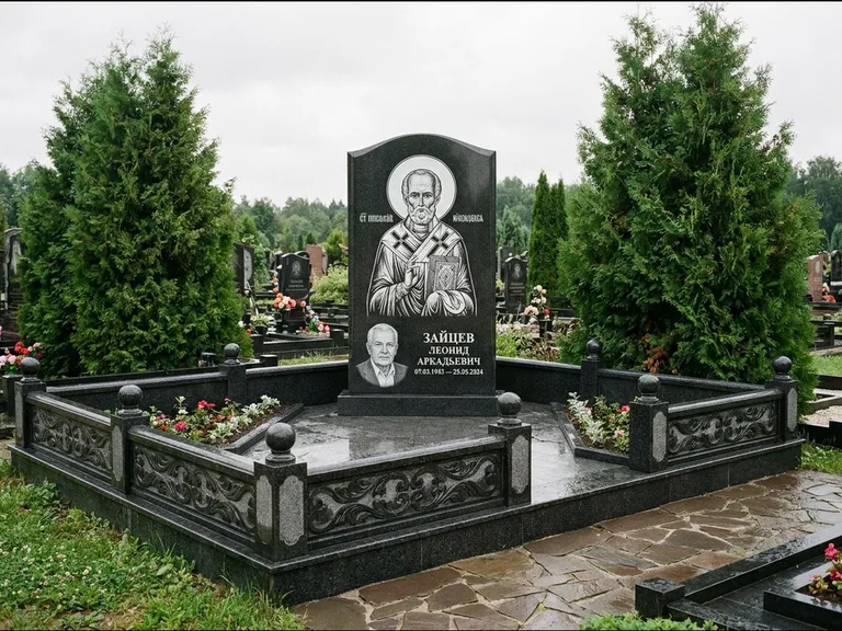 Памятник с гравировкой иконы: стела с гранитным столиком и скамьёй — Архангел Михаил на стеле, семейный участок с плиткой, работа «Верещагина» в Москве