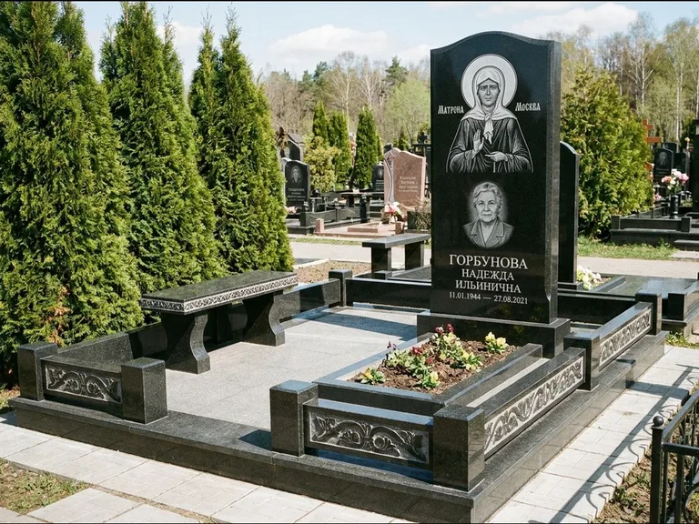 Памятник с гравировкой иконы: стела в форме раскрытой книги с образом — гравировка образа Спасителя, цоколь тёмной плиткой, работа «Зотов» в Москве