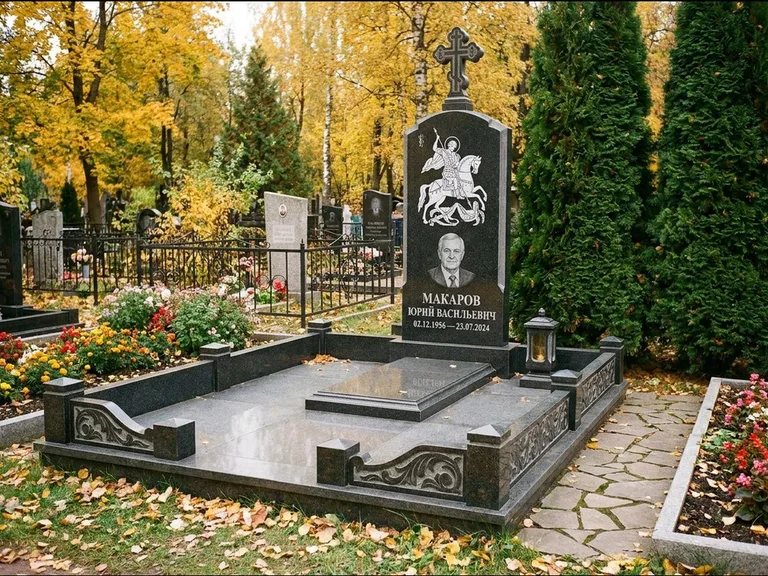 Памятник с гравировкой иконы: ступенчатая трёхуровневая стела — золочёный нимб на образе, дорожка из природного плитняка, работа «Лебедева» в Москве