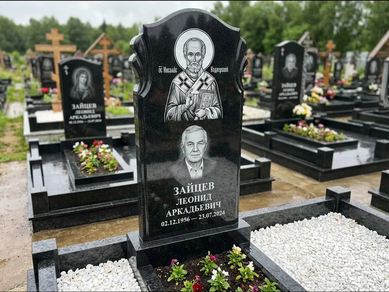 Памятник с гравировкой иконы — образ Николая Чудотворца, работа «Лебедева» в Москве
