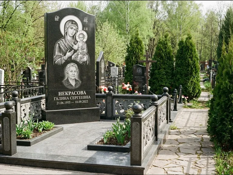 Памятник с гравировкой иконы: полукруглая стела с купольным навершием — Архангел Михаил на стеле, заснеженный зимний участок, работа «Гущин» в Москве