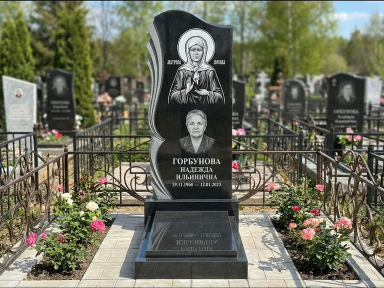 Памятник с гравировкой иконы — икона в резном киоте, работа «Одинцов» в Москве