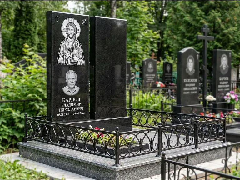 Памятник с гравировкой иконы — Казанская икона Божией Матери на стеле, работа «Богданова» в Москве