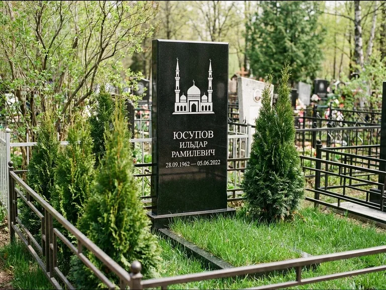 Мусульманский памятник с гравировкой мечети — силуэт мечети с двумя минаретами над именем, работа «Юсупов» в Москве