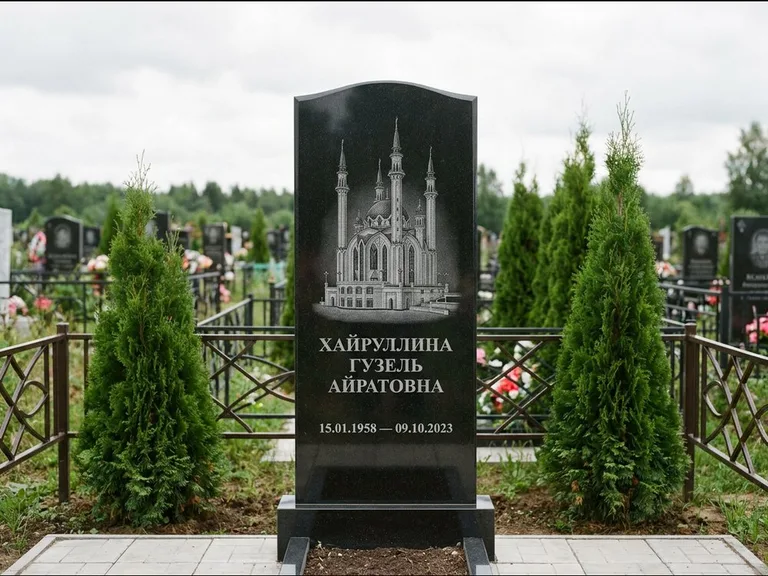 Мусульманский памятник с гравировкой мечети — мечеть Кул-Шариф на обороте стелы, работа «Хайруллина» в Москве