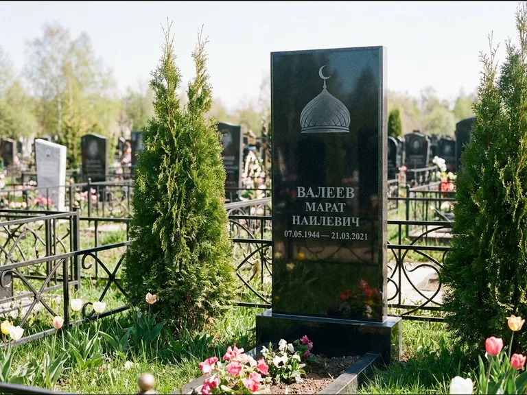 Мусульманский памятник с гравировкой мечети — купол с полумесяцем в верхней части, работа «Валеев» в Москве