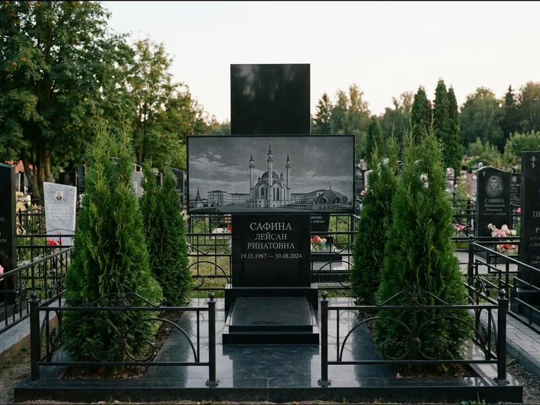 Мусульманский памятник с гравировкой мечети — панорама мечети во всю ширину стелы, работа «Сафина» в Москве
